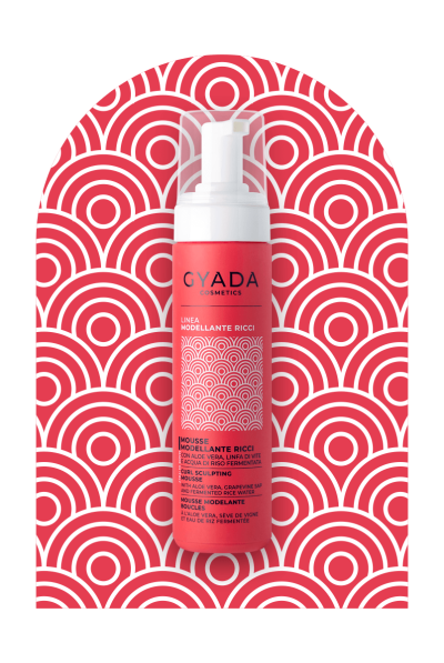 Mousse modellante per capelli ricci 2