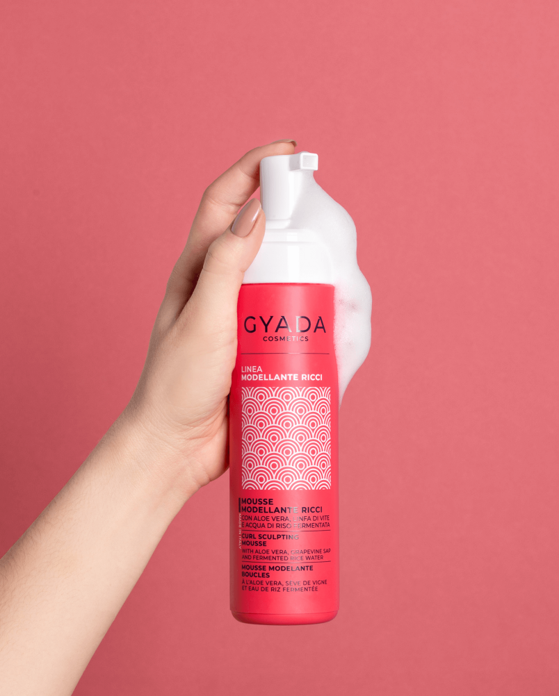 Mousse modellante per capelli ricci
