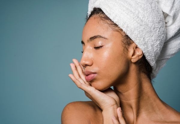 Plopping e altre tecniche di asciugatura per i capelli ricci: la guida completa