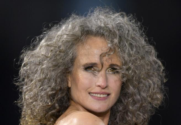 Capelli ricci bianchi: come curarli e valorizzarli con stile