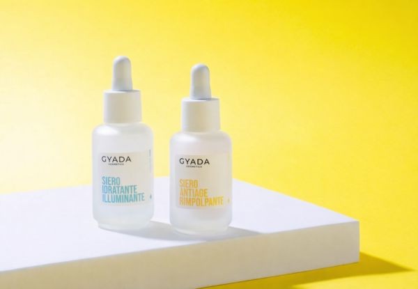 Siero viso idratante e antiage: benefici, differenze e come usarlo