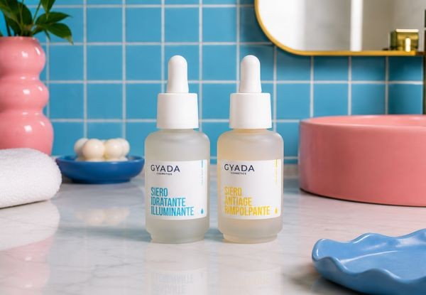 Siero viso idratante e antiage: benefici, differenze e come usarlo