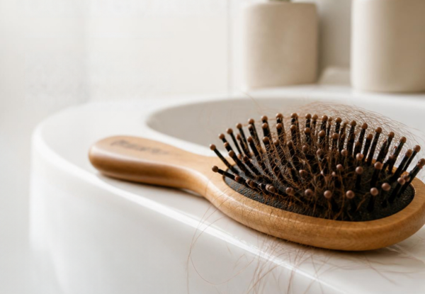Caduta dei capelli in autunno: il perché della perdita e come rinforzare i ricci
