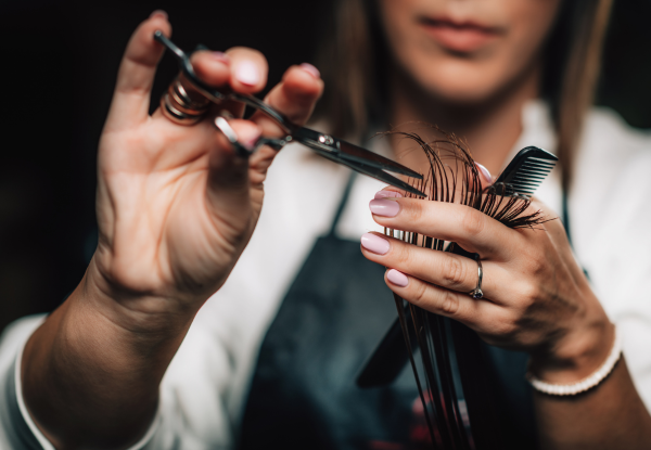 Tagli e acconciature per capelli ricci e mossi: come valorizzare la forma del viso