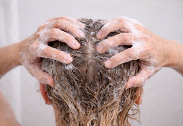 Come lavare i capelli correttamente (e senza falsi miti)