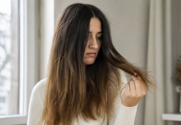 Capelli secchi: come idratarli al meglio dopo l’inverno