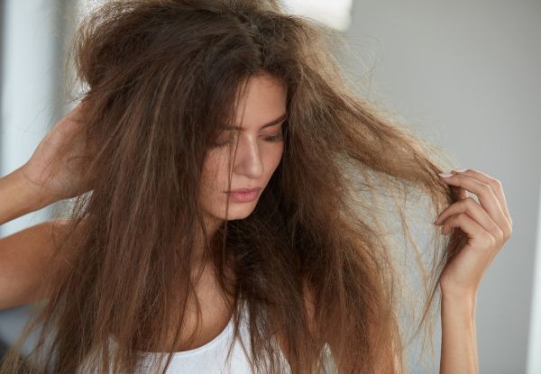 Come rinforzare i capelli rovinati: i consigli degli esperti e l’alleato che non può mancare